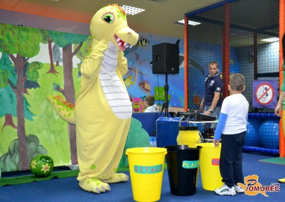 FOTO: Dinozaver Dino in otroci so v  Murski Soboti ločevali odpadke